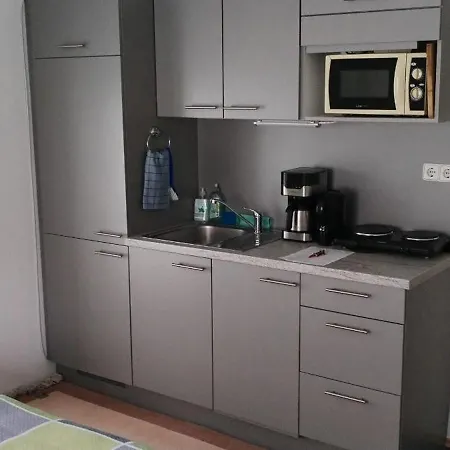 Praktisches Doppelzimmer Bei Nuernberg Mit Kuechenzeile 民宿 *